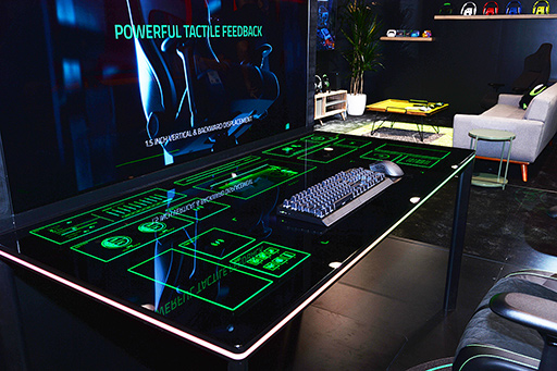 画像ギャラリー No.006のサムネイル画像 / Razer，振動機能付きチェアや天板にさまざまな機能を組み込めるデスク，音声明瞭化機能付きマスクをCES 2022で公開