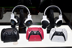 画像ギャラリー No.016のサムネイル画像 / Razer，振動機能付きチェアや天板にさまざまな機能を組み込めるデスク，音声明瞭化機能付きマスクをCES 2022で公開