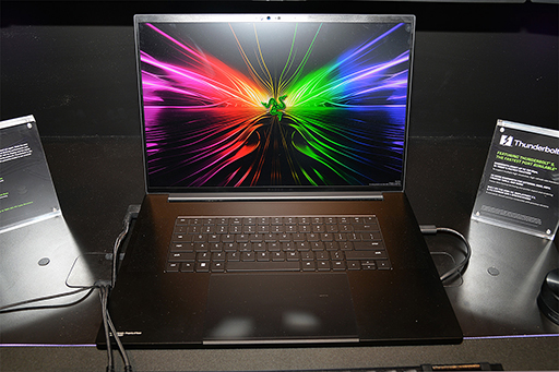 画像ギャラリー No.001のサムネイル画像 / Thunderbolt 5搭載の「Razer Blade 18」で4K×3画面でのゲームプレイが可能に? CES 2024のRazerブースをレポート