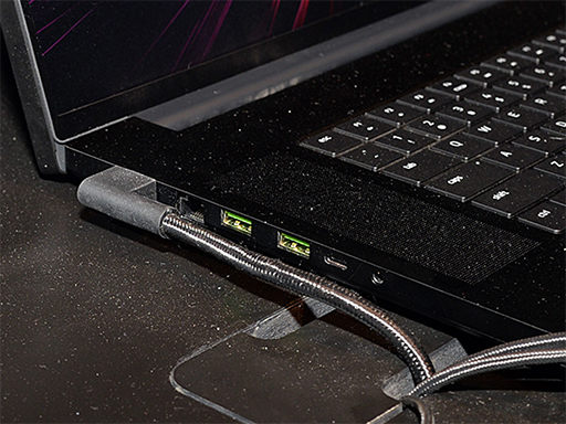 画像ギャラリー No.002のサムネイル画像 / Thunderbolt 5搭載の「Razer Blade 18」で4K×3画面でのゲームプレイが可能に? CES 2024のRazerブースをレポート