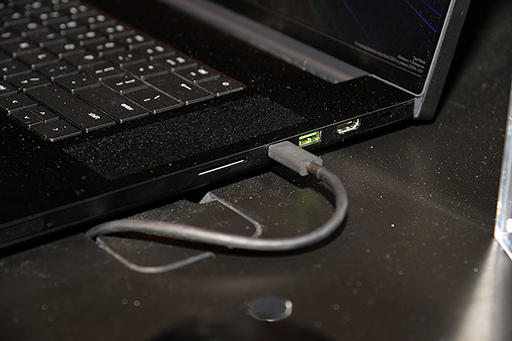 画像ギャラリー No.003のサムネイル画像 / Thunderbolt 5搭載の「Razer Blade 18」で4K×3画面でのゲームプレイが可能に? CES 2024のRazerブースをレポート