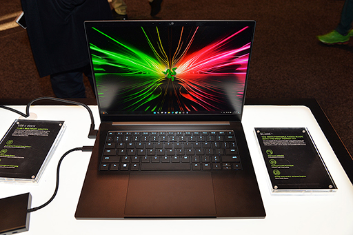 画像ギャラリー No.009のサムネイル画像 / Thunderbolt 5搭載の「Razer Blade 18」で4K×3画面でのゲームプレイが可能に? CES 2024のRazerブースをレポート