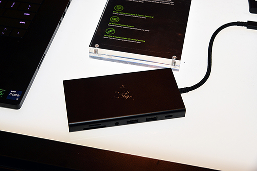 画像ギャラリー No.010のサムネイル画像 / Thunderbolt 5搭載の「Razer Blade 18」で4K×3画面でのゲームプレイが可能に? CES 2024のRazerブースをレポート