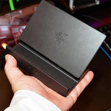 画像ギャラリー No.009のサムネイル画像 / 背もたれから風が出てくるゲーマー向けチェアやRTX 50搭載薄型ノートPCなどをRazerが展示