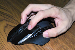 画像ギャラリー No.022のサムネイル画像 / Logicool G初のワイヤレス接続専用マウス「G602」レビュー。ユニークな形状の新モデルは誰に向くのか