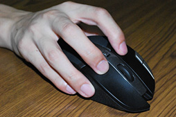 画像ギャラリー No.023のサムネイル画像 / Logicool G初のワイヤレス接続専用マウス「G602」レビュー。ユニークな形状の新モデルは誰に向くのか