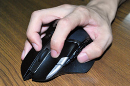 画像ギャラリー No.024のサムネイル画像 / Logicool G初のワイヤレス接続専用マウス「G602」レビュー。ユニークな形状の新モデルは誰に向くのか
