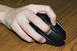 画像ギャラリー No.025のサムネイル画像 / Logicool G初のワイヤレス接続専用マウス「G602」レビュー。ユニークな形状の新モデルは誰に向くのか