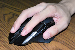 画像ギャラリー No.026のサムネイル画像 / Logicool G初のワイヤレス接続専用マウス「G602」レビュー。ユニークな形状の新モデルは誰に向くのか