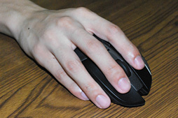 画像ギャラリー No.027のサムネイル画像 / Logicool G初のワイヤレス接続専用マウス「G602」レビュー。ユニークな形状の新モデルは誰に向くのか
