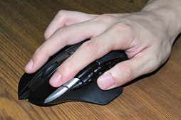画像ギャラリー No.028のサムネイル画像 / Logicool G初のワイヤレス接続専用マウス「G602」レビュー。ユニークな形状の新モデルは誰に向くのか