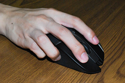 画像ギャラリー No.029のサムネイル画像 / Logicool G初のワイヤレス接続専用マウス「G602」レビュー。ユニークな形状の新モデルは誰に向くのか
