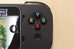 画像ギャラリー No.005のサムネイル画像 / iPhoneでのゲーム体験が大きく変わる? iPhone 5s&5用ゲームパッド「G550」ファーストインプレッション。Apple Storeでは12月13日に先行発売