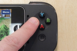画像ギャラリー No.006のサムネイル画像 / iPhoneでのゲーム体験が大きく変わる? iPhone 5s&5用ゲームパッド「G550」ファーストインプレッション。Apple Storeでは12月13日に先行発売