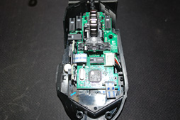 画像ギャラリー No.031のサムネイル画像 / ロジクールのゲーマー向けマウス主力シリーズ最新作「G502」レビュー。伝統に背を向けた新デザインは吉と出るのか？