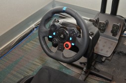 画像ギャラリー No.009のサムネイル画像 / ［E3 2015］Logitech Gの新型ステアリングコントローラ「G29」「G920」がお披露目。デュアルモーター採用ステアリングの操作感を体験してきた