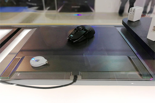 画像ギャラリー No.002のサムネイル画像 / ［COMPUTEX］世界初と謳われる「ワイヤレス充電対応ゲーマー向けマウスパッド」を発見。Logitech G製ワイヤレスマウス「G900」が採用か？