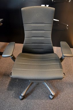 画像ギャラリー No.011のサムネイル画像 / ハーマンミラー直営店で聞く,20万円超えの椅子がゲーマーに向いている理由。良い姿勢で座らないと,血行が悪くなってゲームプレイに悪影響?