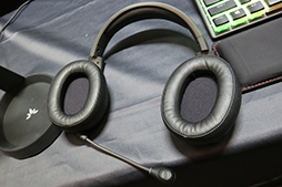 画像ギャラリー No.003のサムネイル画像 / HyperX,Qi充電機能付きのヘッドセットやスマートフォン用グリップをCES 2020で発表。実機を写真でチェックしてみよう