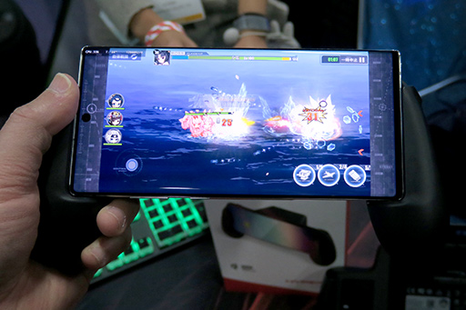 画像ギャラリー No.016のサムネイル画像 / HyperX,Qi充電機能付きのヘッドセットやスマートフォン用グリップをCES 2020で発表。実機を写真でチェックしてみよう