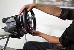 画像ギャラリー No.002のサムネイル画像 / お値段は6万円超。「GT5」正式ライセンス取得のThrustmaster製ステアリングコントローラ「T500 RS」が2月25日に国内発売