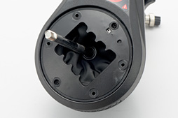 画像ギャラリー No.007のサムネイル画像 / HW短評:Thrustmaster「TH8A Add-On Shifter」(1)ステアリングコントローラ用の別売りシフトユニットを取り付けてみる