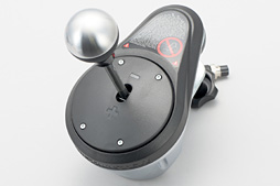 画像ギャラリー No.008のサムネイル画像 / HW短評:Thrustmaster「TH8A Add-On Shifter」(1)ステアリングコントローラ用の別売りシフトユニットを取り付けてみる