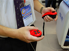 画像ギャラリー No.006のサムネイル画像 / ［COMPUTEX 2008＃12］「Wiiリモコンよりもっと自由に」。モーションセンサー搭載のワイヤレスコントローラ「Eee Stick」