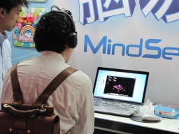 画像ギャラリー No.002のサムネイル画像 / ［TGS 2009］Neuroskyの脳波コントローラ「MindSet」日本発売決定