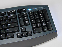 画像ギャラリー No.004のサムネイル画像 / OCZ製キーボード「Sabre」レビュー。有機ELパネルを埋め込んだプログラマブルキーは誰のためのものか