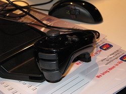 画像ギャラリー No.010のサムネイル画像 / ［TGS 2008＃036］PS3用のFPS向けコントローラ「FragFX」に新型登場，来年にはPC用も