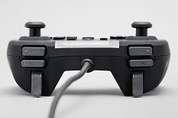 画像ギャラリー No.018のサムネイル画像 / “FPS特化”を謳うHORIのゲームパッド「FPSアサルトパッド」レビュー。感度調節機能や追加ボタンは有用だが……