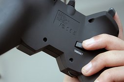 画像ギャラリー No.021のサムネイル画像 / “FPS特化”を謳うHORIのゲームパッド「FPSアサルトパッド」レビュー。感度調節機能や追加ボタンは有用だが……