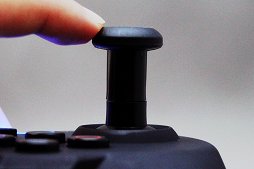 画像ギャラリー No.025のサムネイル画像 / “FPS特化”を謳うHORIのゲームパッド「FPSアサルトパッド」レビュー。感度調節機能や追加ボタンは有用だが……