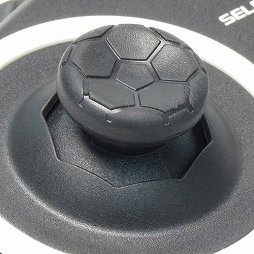 画像ギャラリー No.004のサムネイル画像 / HORI，サッカーゲームに特化したゲームパッド「ファンタジスタ」を11月に発売。背面アナログスティックなどの独自機能で操作性の向上を図る
