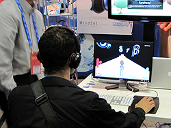 画像ギャラリー No.009のサムネイル画像 / ［GDC 2009＃29］今年も脳波だ「NeuroSky」のブレインコントロールデバイス
