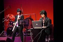 画像ギャラリー No.011のサムネイル画像 / 3日間のゲーム音楽フェス「4starオーケストラ」開催。初日は植松伸夫さん率いる「EARTHBOUND PAPAS」ほか計3バンドが出演
