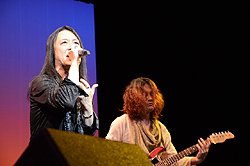 画像ギャラリー No.021のサムネイル画像 / 3日間のゲーム音楽フェス「4starオーケストラ」開催。初日は植松伸夫さん率いる「EARTHBOUND PAPAS」ほか計3バンドが出演