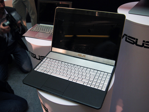 画像ギャラリー No.008のサムネイル画像 / ［COMPUTEX］ASUSプレスカンファレンス詳報。モバイル向け市場への注力が感じられる超薄型ノートPCや「Padfone」などが登場