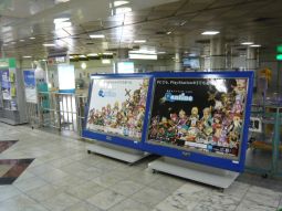 画像ギャラリー No.004のサムネイル画像 / 「QOnline」ポスターに書かれたキーワードを入力してアイテムをもらおう