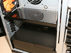 画像ギャラリー No.003のサムネイル画像 / Thermaltake,冷却能力の高さを謳うケースや“冷蔵庫式”CPU冷却装置を公開