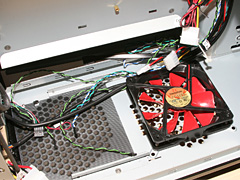 画像ギャラリー No.004のサムネイル画像 / Thermaltake,冷却能力の高さを謳うケースや“冷蔵庫式”CPU冷却装置を公開