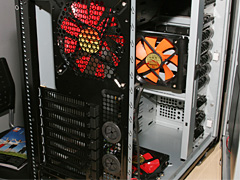 画像ギャラリー No.007のサムネイル画像 / Thermaltake,冷却能力の高さを謳うケースや“冷蔵庫式”CPU冷却装置を公開