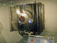 画像ギャラリー No.019のサムネイル画像 / Thermaltake,冷却能力の高さを謳うケースや“冷蔵庫式”CPU冷却装置を公開