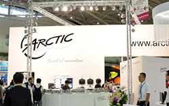 画像ギャラリー No.007のサムネイル画像 / ［COMPUTEX］Arctic Coolingのブースが大変なことになっていた件
