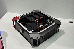 画像ギャラリー No.010のサムネイル画像 / ［COMPUTEX］ASRock，BMWデザインのゲーマー向けMini-ITXベアボーン「M8」のZ97モデルほか，DDR4スロットを搭載した未発表の「X99」搭載マザーを展示