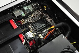 画像ギャラリー No.011のサムネイル画像 / ［COMPUTEX］ASRock，BMWデザインのゲーマー向けMini-ITXベアボーン「M8」のZ97モデルほか，DDR4スロットを搭載した未発表の「X99」搭載マザーを展示