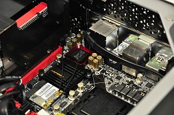 画像ギャラリー No.012のサムネイル画像 / ［COMPUTEX］ASRock，BMWデザインのゲーマー向けMini-ITXベアボーン「M8」のZ97モデルほか，DDR4スロットを搭載した未発表の「X99」搭載マザーを展示