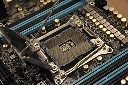 画像ギャラリー No.017のサムネイル画像 / ［COMPUTEX］ASRock，BMWデザインのゲーマー向けMini-ITXベアボーン「M8」のZ97モデルほか，DDR4スロットを搭載した未発表の「X99」搭載マザーを展示