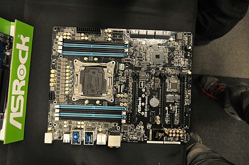 画像ギャラリー No.019のサムネイル画像 / ［COMPUTEX］ASRock，BMWデザインのゲーマー向けMini-ITXベアボーン「M8」のZ97モデルほか，DDR4スロットを搭載した未発表の「X99」搭載マザーを展示